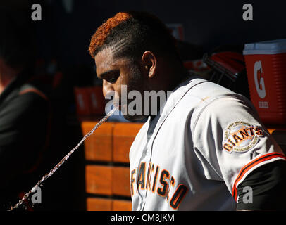 28. Oktober 2012 - Cincinnati, Ohio, USA - San Francisco Giants PABLO SANDOVAL kühlt in den ausgegraben in Cincinnati Reds Great American Ball Park. Donnerstag, 11. Oktober 2012 während spielen in der MLB National League Division Series Spiel 5. (Bild Kredit: Ernest Coleman/ZUMAPRESS.com)/ © Alamy live-Nachrichten. Stockfoto