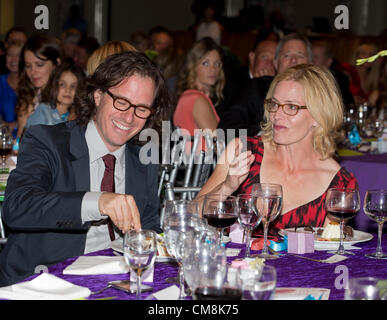 27. Oktober 2012 - Delray Beach, Florida, US - Regisseur DAVIS GUGGENHEIM und dessen Frau ELISABETH SHUE bei der 2012 Chris Evert/Raymond James Pro-Celebrity Tennis Classic Gala. (Kredit-Bild: © Fred Mullane/ZUMAPRESS.com) Stockfoto