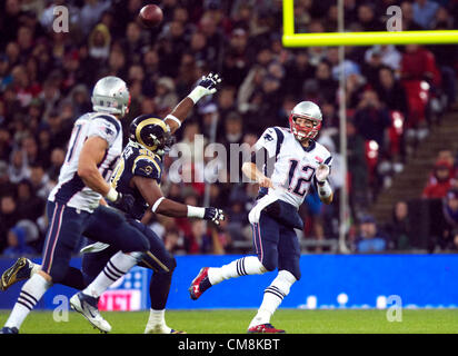 28.10.2012 London, England.  NE Patrioten QB Tom Brady Trows einen Pass zu TE Rob Gronkowski während des Spiels NFL International Series 2012 zwischen The Bill Belichick und Tom Brady führte die New England Patriots und die St. Louis Rams von Wembley-Stadion. Stockfoto