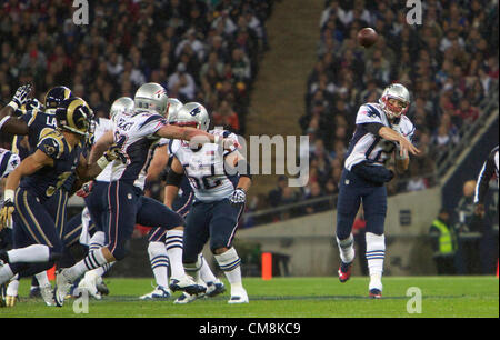 28.10.2012 London, England.  NE Patrioten QB Tom Brady wirft einen Pass in die NFL International Series 2012 Spiel zwischen The Bill Belichick und Tom Brady führte die New England Patriots und die St. Louis Rams von Wembley-Stadion. Stockfoto