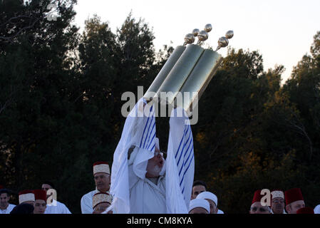 28. Oktober 2012 - hält, Nablus im Westjordanland, Palästinensische Autonomiegebiete - A Priester der alten Samaritan Gemeinschaft, eingehüllt in einen Gebetsschal eine Tora-Rolle während der Wallfahrt für den heiligen Tag des Laubhüttenfestes oder Sukkot auf die Religion heiligste Stätte auf der Oberseite Garizim in der Nähe von West Bank Stadt Nablus am 29. Oktober 2012 (Credit Bild : © Nedal Eshtayah/APA-Images/ZUMAPRESS.com) Stockfoto