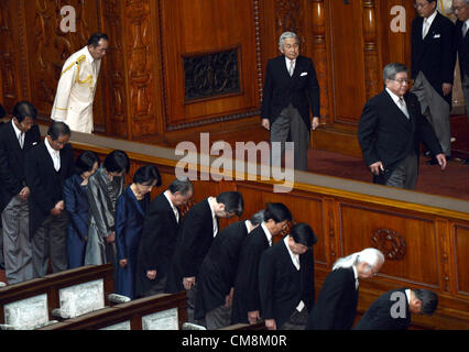 29. Oktober 2012, Tokyo, Japan - kommt Kaiser Akihito in der oberen Kammer der Diät zu feierlich eine einmonatige Sondersitzung am Montag, 29. Oktober 2012 in Tokio eröffnet. (Foto von Natsuki Sakai/AFLO) Stockfoto