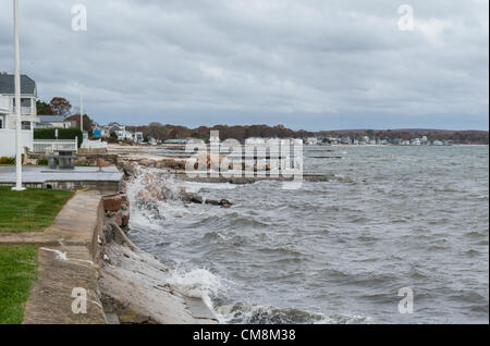 Niantic, East Lyme, Connecticut USA traf am Vortag Hurrikan Sandy (28. Oktober 2012) Wellen gegen die Schotten zum Schutz der Häuser entlang der Küste von Connecticut gebaut. Abgebildet ist die Strandgemeinde der Schwarzpunkt. In der Ferne sehen Sie Attawan Strand. Stockfoto