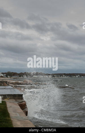 Niantic, East Lyme, Connecticut USA traf am Vortag Hurrikan Sandy (28. Oktober 2012) Wellen gegen die Schotten zum Schutz der Häuser entlang der Küste von Connecticut gebaut. Abgebildet ist die Strandgemeinde der Schwarzpunkt. In der Ferne sehen Sie Attawan Strand. Stockfoto