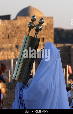 29. Oktober 2012 hält - Nablus, West Bank - A Priester der alten Samaritan Gemeinschaft, eingehüllt in einen Gebetsschal eine Tora-Rolle während der Wallfahrt für den heiligen Tag des Laubhüttenfestes oder Sukkot auf die Religion heiligste Stätte auf der Oberseite Garizim in der Nähe der West Bank von Nablus. (Kredit-Bild: © Nedal Eshtayah/APA-Images/ZUMAPRESS.com) Stockfoto