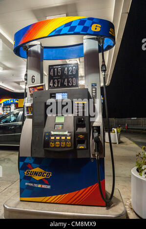 USA. 28. Oktober 2012. Am Vorabend Hurrikan Sandy war voraussichtlich die Westchester County Gebiet getroffen hatte die Pumpen an dieser Sunoco Station in Bedford Hills, New York handschriftlich Schilder mit der Aufschrift "SORRY NO GAS." Mit Stromversorgung über den Großteil der Fläche für mehr als eine Woche seit dem Sturm getroffen und dieses Bild aufgenommen wurde, mangels weiter. Stockfoto