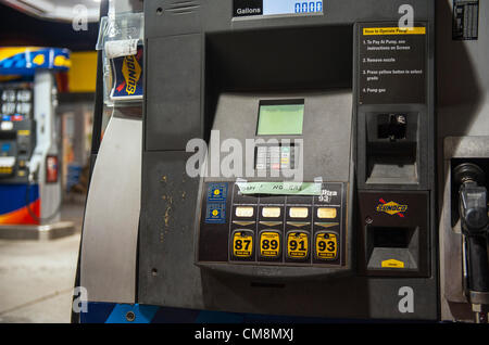 USA. 28. Oktober 2012. Am Vorabend Hurrikan Sandy war voraussichtlich die Westchester County Gebiet getroffen hatte die Pumpen an dieser Sunoco Station in Bedford Hills, New York handschriftlich Schilder mit der Aufschrift "SORRY NO GAS." Mit Stromversorgung über den Großteil der Fläche für mehr als eine Woche seit dem Sturm getroffen und dieses Bild aufgenommen wurde, mangels weiter. Stockfoto