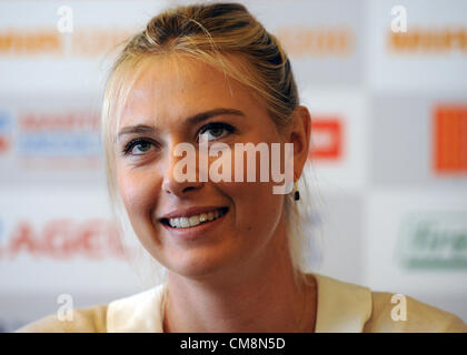 Russische Tennisspielerin Sterne Maria Sharapova Posen bei einem Fototermin vor ihrer Tennis-Ausstellung Spiel in Prag, Tschechische Republik, am Montag, 29. Oktober 2012. (CTK Foto/Katerina Sulova) Stockfoto