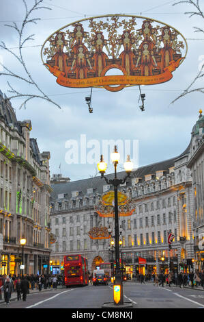 Regent Street, London, UK. 29. Oktober 2012. Der Blick nach unten Regent Street mit der Weihnachtsschmuck. Weihnachtsschmuck erscheinen im Londoner West End vor Halloween und Guy Fawkes Nacht. Stockfoto