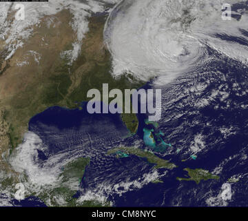 Hurrikan Sandy schafft mit Windgeschwindigkeiten von 90 km/h und schwere Regenfälle, gefährliche Überschwemmungen entlang der Nordosten der USA von NC nach New England Voraussetzungen. Diese NOAA GOES-13-Satellitenbild, aufgenommen am 29. Oktober 2012 zeigt den Sturm, wie es aus Maryland und Virginia zentriert ist. Der Sturm geht in nordwestlicher Richtung in Richtung den Delaware und New Jersey Südküste. Credit: NASA Stockfoto