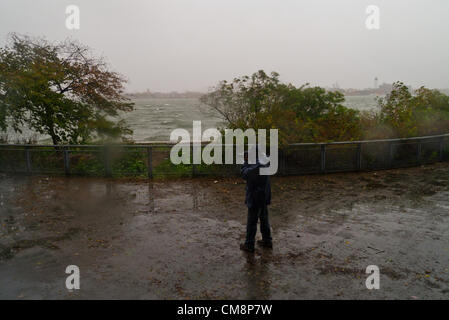 New York, USA. 29. Oktober 2012. Szenen aus dem East River und FDR vor der Ankunft des Hurrikans Sandy 29. Oktober 2012 in New York City.  (Foto von Donald Bowers/Alamy Live-Nachrichten) Stockfoto