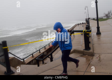 29. Oktober 2012 - Lynn, Massachusetts, USA - Zuschauer kommen zu sehen Wellen brechen sich am Ufer während Hurrikan Sandy in Lynn, Massachusetts auf Montag, 29. Oktober 2012 bei. (Bild Kredit: Nicolaus Czarnecki/ZUMAPRESS.com ©) Stockfoto