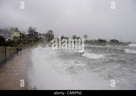 Große Wellen, die durch Hurrikan Sandy erzeugt wurden, schlagen in eine Ufermauer. Lynn, Massachusetts, USA, 29. Oktober 2012 Stockfoto