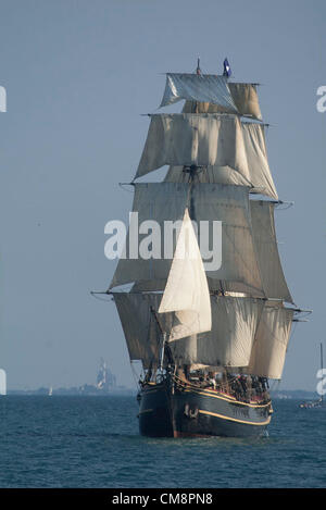 24. August 2010 - Chicago, Illinois, USA - Datei - die HMS Bounty, sank 180 Fuß hohen Schiff vor der Küste von North Carolina etwa 90 Meilen südöstlich von Hatteras. 14 Besatzungsmitglieder wurden gerettet und 2 fehlen. Die US-Küstenwache rettete die 14, die in zwei Rettungsboote waren. Die HMS Bounty wurde als Replik des original britisches Transportschiff für den 1962-Film "Meuterei auf der Bounty" gebaut und "Piraten der Karibik Deadman Brust."  Im Bild: 24. August 2012 - Parade Großsegler Chicago. (Kredit-Bild: © Karen I. Hirsch/ZUMAPRESS.com) Stockfoto