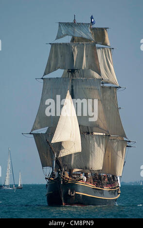 24. August 2010 - Chicago, Illinois, USA - Datei - die HMS Bounty, sank 180 Fuß hohen Schiff vor der Küste von North Carolina etwa 90 Meilen südöstlich von Hatteras. 14 Besatzungsmitglieder wurden gerettet und 2 fehlen. Die US-Küstenwache rettete die 14, die in zwei Rettungsboote waren. Die HMS Bounty wurde als Replik des original britisches Transportschiff für den 1962-Film "Meuterei auf der Bounty" gebaut und "Piraten der Karibik Deadman Brust."  Im Bild: 24. August 2012 - Parade Großsegler Chicago. (Kredit-Bild: © Karen I. Hirsch/ZUMAPRESS.com) Stockfoto