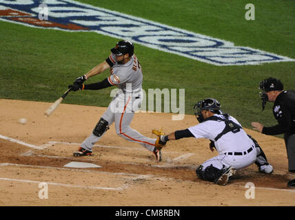 28.10.2012. Detroit, Michigan, USA. San Francisco Giants Recht Fielder Gregor Blanco (7) geerdet zum zweiten in Spiel 4 der 2012 Major League Baseball World Series zwischen den San Francisco Giants und die Detroit Tigers im Comerica Park in Detroit, Michigan. Stockfoto