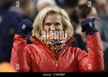 28.10.2012. Detroit, Michigan, USA. Ann Romney, Ehefrau des republikanischen Präsidentschaftskandidaten Mitt Romney, zeigt ihre Detroit Handschuhe in Spiel 4 der World Series 2012 zwischen den Detroit Tigers und die San Francisco Giants im Comerica Park in Detroit, Michigan, Sonntag, 28. Oktober 2012. Stockfoto