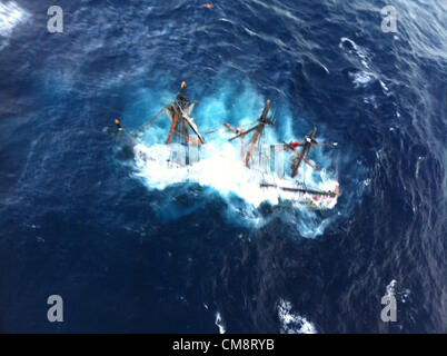 Die HMS Bounty, sinkt ein Segelschiff 180 Fuß Replik aus dem 18. Jahrhundert im Atlantischen Ozean während Hurrikan Sandy 29. Oktober 2012 90 Meilen südöstlich von Hatteras, NC. Die Küstenwache rettete 14 Besatzungsmitglieder per Helikopter. Die Leiche eines Besatzungsmitglieds wurde gefunden, und eine noch fehlte. Stockfoto