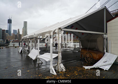 30. Oktober 2012, Brooklyn, NY, USA.  Schäden an Erry Landung neben Brooklyn Bridge am Morgen nachdem Hurrikan Sandy New York City, Kredit getroffen: Joseph Reid / Alamy Live News Stockfoto