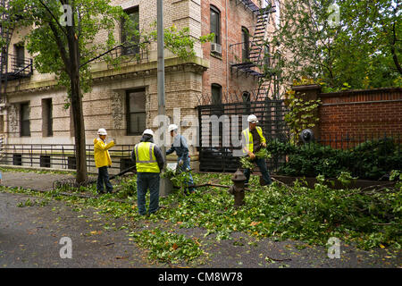 30. Oktober 2012, Brooklyn, NY, USA.  Am Morgen nach dem Hurrikan Sandy New York City, schlug zerschnitten Arbeiter gefallenen Glied an der Clark Street in Brooklyn Heights. Bildnachweis: Joseph Reid / Alamy Live News Stockfoto