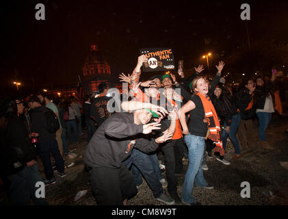 San Francisco, USA. 28. Oktober 2012. San Francisco GIants-Fans ausbrechen mit Jubel nach gerade die Riesen Detroit in Spiel vier der World Series in der Nähe von Rathaus in der Innenstadt von San Francisco Kalifornien schlagen wo Stadtbeamte, einen riesigen Fernseher für Menschen einrichten, das Spiel von Detroit Sonntag, 28. Oktober 2012 live zu sehen. Stockfoto