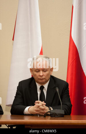 Warschau, Polen. 30. Oktober 2012. Pressekonferenz nach einer der polnischen Tageszeitungen behauptet, dass Pulver und Sprengstoffe Wege gefunden wurden in der polnischen Präsidenten Jet, die abgestürzt in Smolensk im Jahr 2010. Auf dem Bild Jaroslaw Kaczynski - ehemaliger Premierminister und Bruder des Präsidenten Lech Kaczynski starb bei dem Unglück von Smolensk. Bildnachweis: Krystian Maj / Alamy Live News Stockfoto