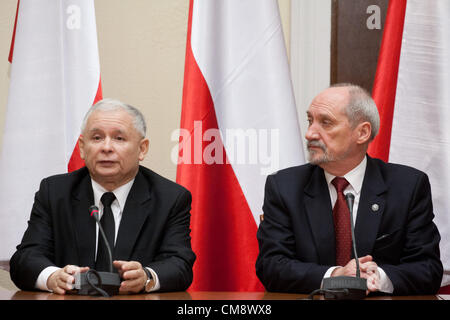 Warschau, Polen. 30. Oktober 2012. Pressekonferenz nach einer der polnischen Tageszeitungen behauptet, dass Pulver und Sprengstoffe Wege gefunden wurden in der polnischen Präsidenten Jet, die abgestürzt in Smolensk im Jahr 2010. Auf dem Bild Jaroslaw Kaczynski - ehemaliger Premierminister und Bruder des Präsidenten Lech Kaczynski starb in Smolensk Unfall (L), ehemaliger Minister des inneren Antoni Macierewicz (R). Bildnachweis: Krystian Maj / Alamy Live News Stockfoto