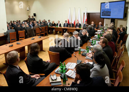 Warschau, Polen. 30. Oktober 2012. Pressekonferenz nach einer der polnischen Tageszeitungen behauptet, dass Pulver und Sprengstoffe Wege gefunden wurden in der polnischen Präsidenten Jet, die abgestürzt in Smolensk im Jahr 2010... Bildnachweis: Krystian Maj / Alamy Live News Stockfoto