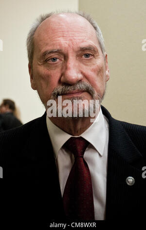 Warschau, Polen. 30. Oktober 2012. Pressekonferenz nach einer der polnischen Tageszeitungen behauptet, dass Pulver und Sprengstoffe Wege gefunden wurden in der polnischen Präsidenten Jet, die abgestürzt in Smolensk im Jahr 2010. Auf dem Bild ehemaliger Minister des inneren Antoni Macierewicz. Bildnachweis: Krystian Maj / Alamy Live News Stockfoto