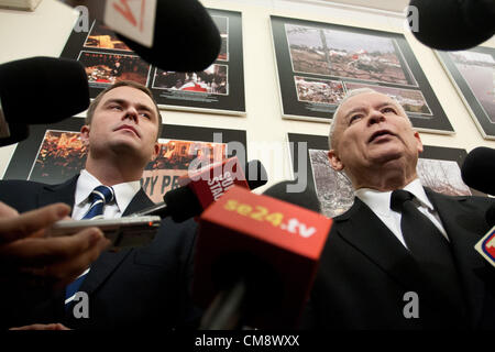 Warschau, Polen. 30. Oktober 2012. Pressekonferenz nach einer der polnischen Tageszeitungen behauptet, dass Pulver und Sprengstoffe Wege gefunden wurden in der polnischen Präsidenten Jet, die abgestürzt in Smolensk im Jahr 2010. Auf dem Bild Jaroslaw Kaczynski - ehemaliger Premierminister und Bruder des Präsidenten Lech Kaczynski starb bei dem Unglück von Smolensk (R). Bildnachweis: Krystian Maj / Alamy Live News Stockfoto