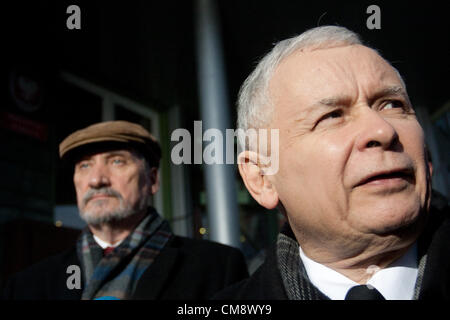 Warschau, Polen. 30. Oktober 2012. Pressekonferenz nach einer der polnischen Tageszeitungen behauptet, dass Pulver und Sprengstoffe Wege gefunden wurden in der polnischen Präsidenten Jet, die abgestürzt in Smolensk im Jahr 2010. Auf dem Bild Jaroslaw Kaczynski - links ehemaliger Premierminister und Bruder des Präsidenten Lech Kaczynski, der gerade bei Smolensk Unfall gestorben allgemeine Staatsanwaltschaft. Bildnachweis: Krystian Maj / Alamy Live News Stockfoto