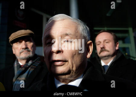 Warschau, Polen. 30. Oktober 2012. Pressekonferenz nach einer der polnischen Tageszeitungen behauptet, dass Pulver und Sprengstoffe Wege gefunden wurden in der polnischen Präsidenten Jet, die abgestürzt in Smolensk im Jahr 2010. Auf Bild Jaroslaw Kaczynski - ehemaliger Premierminister und Bruder des Präsidenten Lech Kaczynski starb in Smolensk-Unfall (C), verlassen ehemaliger Minister des inneren Antoni Macierewicz (L) gerade das Büro des Generalstaatsanwalts. Bildnachweis: Krystian Maj / Alamy Live News Stockfoto