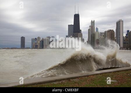 Chicago, Illinois. 30. Oktober 2012. Eine große Welle stürzt in der Ufermauer am Nordstrand Allee. 60 km/h Windböen von Hurrikan Sandy Reste erzeugt Wellen, einige von mehr als 20 Fuß. Stockfoto