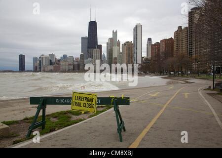 Chicago, Illinois. 30. Oktober 2012. Starke Winde und Wellen, die von den Überresten der Hurrikan Sandy Ergebnis zur Schließung der Seeufer-Rad- und Wanderweg in der Nähe von North Avenue Beach generiert. Große Wellen, einige von mehr als 20 Füße gefährlichen Bedingungen geschaffen. Stockfoto