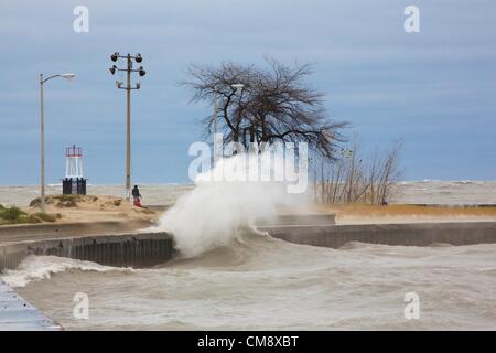 Chicago, Illinois. 30. Oktober 2012. Eine große Welle stürzt in der Ufermauer am Nordstrand Allee. 60 km/h Windböen von Hurrikan Sandy Reste erzeugt Wellen, einige von mehr als 20 Fuß. Stockfoto
