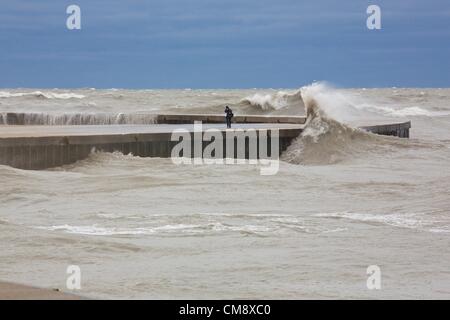 Chicago, Illinois. 30. Oktober 2012. Große Wellen in den Steg am Nordstrand Allee als Person auf den Strand Gefahren immer eine Nahaufnahme. 60 km/h Windböen von Hurrikan Sandy Reste erzeugt Wellen, einige von mehr als 20 Fuß. Stockfoto