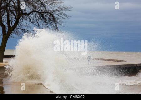 Chicago, Illinois. 30. Oktober 2012. Eine große Welle stürzt in der Ufermauer am Nordstrand Allee als ein Mann-Risiken zu Fuß entlang der Ufermauer. 60 km/h Windböen von Hurrikan Sandy Reste erzeugt Wellen, einige von mehr als 20 Fuß. Stockfoto