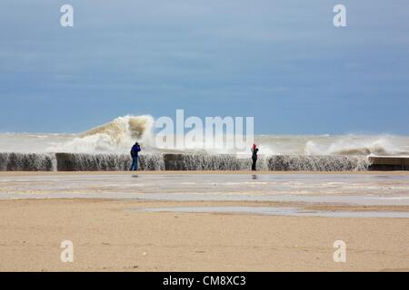 Chicago, Illinois. 30. Oktober 2012.  Große Wellen in der Ufermauer am Nordstrand Allee als Fotografen Risiko immer eine Nahaufnahme Foto. 60 km/h Windböen aus den Überresten der Hurrikan Sandy erzeugt Wellen von mehr als 20 Fuß. Stockfoto