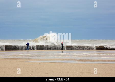 Chicago, Illinois. 30. Oktober 2012.  Große Wellen in der Ufermauer am Nordstrand Allee als Fotografen Risiko immer eine Nahaufnahme Foto. 60 km/h Windböen aus den Überresten der Hurrikan Sandy erzeugt Wellen von mehr als 20 Fuß. Stockfoto