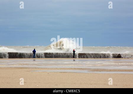 Chicago, Illinois. 30. Oktober 2012.  Große Wellen in der Ufermauer am Nordstrand Allee als Fotografen Risiko immer eine Nahaufnahme Foto. 60 km/h Windböen aus den Überresten der Hurrikan Sandy erzeugt Wellen von mehr als 20 Fuß. Stockfoto