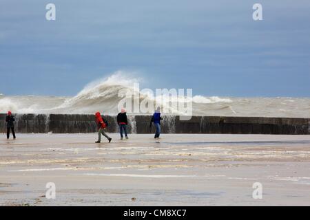 Chicago, Illinois. 30. Oktober 2012.  Große Wellen in der Ufermauer am Nordstrand Allee als Fotografen Risiko immer eine Nahaufnahme Foto. 60 km/h Windböen aus den Überresten der Hurrikan Sandy erzeugt Wellen von mehr als 20 Fuß. Stockfoto