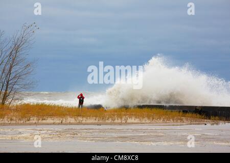Chicago, Illinois. 30. Oktober 2012. Große Wellen in der Ufermauer am Nordstrand Allee als Fotograf Risiko immer eine Nahaufnahme Foto. 60 km/h Windböen aus den Überresten der Hurrikan Sandy erzeugt Wellen von mehr als 20 Fuß. Stockfoto