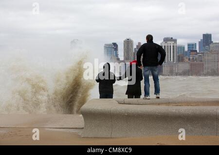 Chicago, Illinois. 30. Oktober 2012. Eine große Welle stürzt in der Ufermauer am Nordstrand Allee als Zuschauer einen Blick riskieren. 60 km/h Windböen von Hurrikan Sandy Reste erzeugt Wellen, einige von mehr als 20 Fuß. Stockfoto