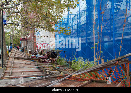 USA, NEW YORK, NY - 30. Oktober 2012: Teil einer Baustelle zusammengebrochen ist in Midtown East, New York, New York, am 30. Oktober 2012, am Tag nach Hurrikan Sandy traf die Stadt, die niemals schläft. Stockfoto