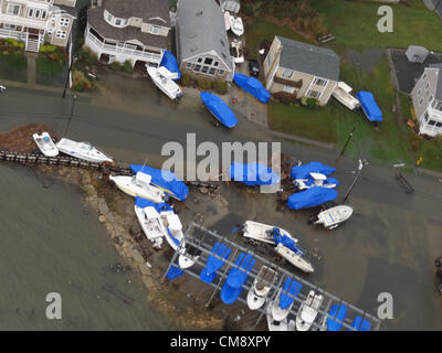 Boote werden verdrängt in Brigantine, N.J., 30. Oktober 2012, nachdem Hurrikan Sandy Landfall auf der südlichen Küste von New Jersey, USA 29. Oktober 2012 vorgenommen. Das Foto wurde von einem Küstenwache Crewmitglied an Bord ein MH-65 Dolphin-Helikopter von der Coast Guard Air Station Atlantic City während einer Überschwemmung Bewertung Flug übernommen. Bildnachweis: Archiv Bild/New Jersey Nationalgarde Stockfoto