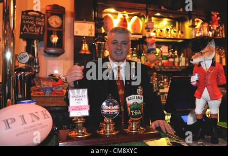 30.10.2012. London, England. British and Irish Lions 2013 Head Coach Warren Gatland bei der Einführung von Thomas Pink British &amp; Irish Lions-Sammlung als neuen offiziellen Ausstatter für die legendären Rugby-Team an der rosa Löwe, London, England am 30. Oktober. 2012. Stockfoto