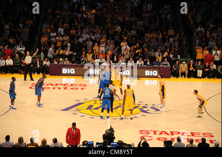 30. Oktober 2012 - Los Angeles, Kalifornien, USA - Öffnung Spiel Tip-off für die Los Angeles Lakers und die Dallas Mavericks Dienstag, 30. Oktober 2012 im Staples Center in Los Angeles, Kalifornien, USA. (Kredit-Bild: © Jon Soohoo/Prensa Internacional/ZUMAPRESS.com) Stockfoto