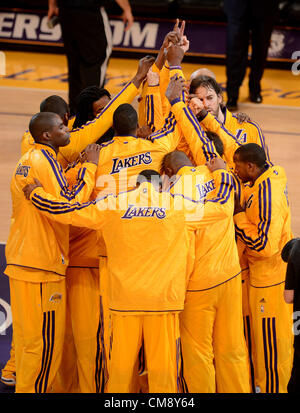 30. Oktober 2012 kauert vor dem Spiel gegen die Dallas Mavericks Dienstag, 30. Oktober 2012 im Staples Center in Los Angeles, Kalifornien, USA - Los Angeles, Kalifornien, USA - Los Angeles Lakers. (Kredit-Bild: © Jon Soohoo/Prensa Internacional/ZUMAPRESS.com) Stockfoto