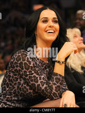 30. Oktober 2012 - Los Angeles, Kalifornien, USA - Sängerin Katy Perry bei Dallas Mavericks in Spiel gegen die Los Angeles Lakers Dienstag, 30. Oktober 2012 im Staples Center in Los Angeles, Kalifornien, USA. Stockfoto