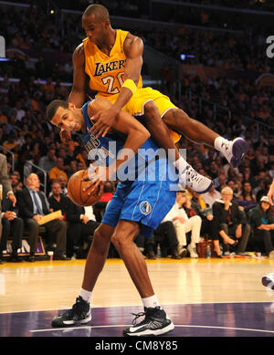 31. Oktober 2012 Enten - Los Angeles, Kalifornien, USA - Dallas Mavericks Brandon Wright unter Los Angeles Lakers Jodie Meeks im dritten Quartal Aktion Dienstag, 30. Oktober 2012 im Staples Center in Los Angeles, Kalifornien, USA. (Kredit-Bild: © Jon Soohoo/Prensa Internacional/ZUMAPRESS.com) Stockfoto